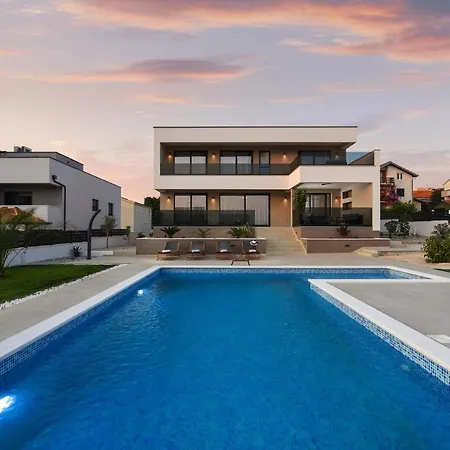 Beautiful Sunlight Villa